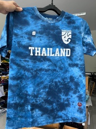 เสื้อไทยโทน Ego Sport เสื้อกีฬาลายไทยโทน เสื้อลายมัดย้อมคอกลม โลโก้ทีมชาติ