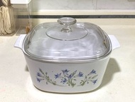 90% New 二手 新淨 3L Corning ware (中號）美國 康寧煲（方型）連 玻璃蓋 雙耳鍋 湯煲 Size：L21cm x W21cm x D10cm 適合 微波爐、焗爐、明火 、電爐