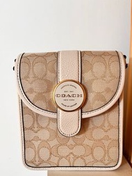 Coach Lonnie 圓扣織布拼接翻蓋手機斜背包(卡其白)