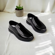 Sepatu Pantofel Anak Laki-Laki Slip On Polos Ujung Bulat Warna Coklat Oker/Putih