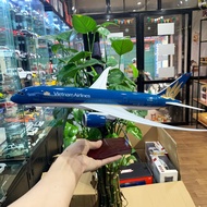 Mô hình máy bay Viet Nam Airlines B787-9 dài 43cm có đèn tỉ lệ 1:130