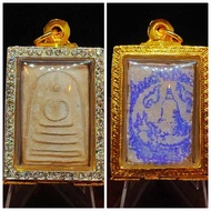 专制崇迪佛佛牌三大古庙之一,Wat Bangkhunprom（由圣僧阿赞多创立 ）超过百年老崇迪佛牌,已包好非常精美镀金闪闪鑲钻防水佛牌壳Super FamousTemple Wat Bangkhun