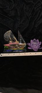 半價清理存貨。一手兩件水晶4.5寸一帆風順及3寸蓮花擺件，原價七百元現售三百五十元，西營盤地區交收，歡迎商洽即走。no.R21.3.25