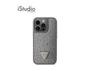 GUESS เคสกันกระแทก Rhinestones With Triangle Metal Patch Logo สำหรับ iPhone 15 Pro I iPhone 15 Pro M