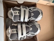 New Balance 兒童運動鞋