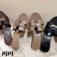 H777. New style high heels with grained leather straps and swivel buttons, 5cm wooden heel