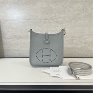 HERMES愛馬仕 Mini+Evelyne聖杯藍配錫器灰肩帶 TC皮 尺寸：16*17*6cm+2