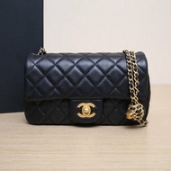 CHANEL 22SCF口蓋包大Mini20黑色羊皮晶片開金扣核桃金球肩帶肩背包