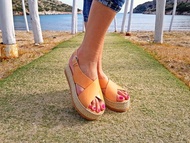 帶厚底的天然棕皮革涼鞋，露跟涼鞋女士手工製作。