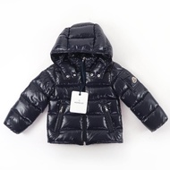 全新未使用☆ MONCLER MAYA 羽絨服，2024款，海軍藍，2歲（92公分），附logo貼片與帽子。附衣架和防塵袋。正品。童裝尺寸。
