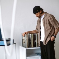 黑膠唱片架梳子。金屬LP唱片存儲。