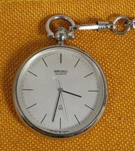 ੈ✿ SEIKO 精工 懷錶 日本製 石英機芯 大三針 米白色紙紋錶盤 走時精確 原廠錶鏈 全鋼錶款 耐用有型