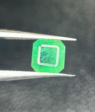 มรกต 1.35 กะรัต โครงสร้างจัตุรัส ขนาด 6.4x6.4x4 มม. พลอยธรรมชาติ 100% Emerald 1.35cts 6.4x6.4x4mm sq