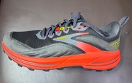 Brooks 跑鞋 (Cascadia 16)