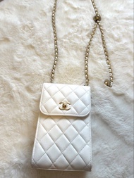 白色金球Chanel bag in white lambskin with a gold ball charm