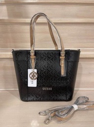 กระเป๋าสะพายข้างเกรส Guess ทรงช้อปปิ้ง งานแท้ Outlet อุปกรณ์ : ป้ายแบรนด์ ถุงผ้า ขนาด : ฐาน 9 นิ้ว