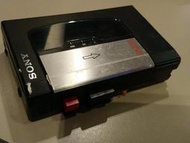 早期日本Sony TCM-31卡式錄音帶隨身聽(有播放卡帶&amp;錄音功能，此物不附電池與其它任何配件}故障品