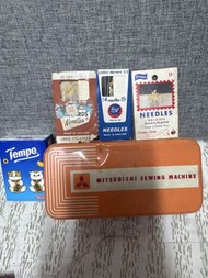 【日本昭和全套】70s 絕版 MITSUBISHI 三菱縫紉機原裝鐵盒 / 內含風琴牌車針、拆線刀、琥珀螺絲批、備用軸承全套古董衣車工具