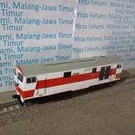 Miniatur lokomotif kereta api Indonesia BB 301 dummy (tanpa mesin)