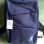 全新 英國品牌 KANGOL 藍色肩背包 後背包  旅行背包 筆電腦包 大包 大方好用 男女適用