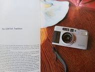 1990年代初日本製造，西德品牌 Contax,  康泰時 原廠20頁 TVS 全自動菲林機身連鏡頭“中文版”宣傳目錄 Catalogue ,  已 20 多年了，此罕有近代目錄包括用此部T Titanium 鈦金屬製造相機拍攝多張示範照片，和很難得 Carl Zeiss 鏡頭圖表。所以此 Contax 相機目錄 Catalogue 相對是很多朋友受歡迎和參考價值，Zeiss 曾經是西德經典名牌...這只是賣 catalogue, 請勿貪平，便宜莫貪，250元絕對買不到這部萬多元嘅相機
