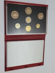 香港1997年精鑄Proof紀念硬幣套幣， 罕有連同白色原裝盒，有輕微氧化，品相如圖，掛號費加$30