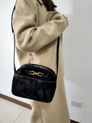 創立於1965年的德國第一個時尚品牌AIGNER典雅復古側背包，這個品牌擁有出自中歐德國的簡約美學，以及來自南歐義大利的奔放熱情，傳承自母親的這款vintage包，值得您擁有