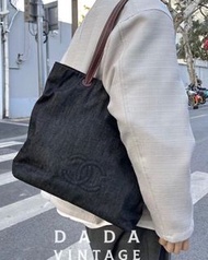 Chanel vintage 深色牛仔布單肩托特包購物包。尺寸38-31。可單肩，有使用感，但整體狀態不錯沒什麼大問題，就是內裏口袋拉鍊頭掉了，買個自行安上就可以了。有標6開。