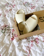 【骨白色】adidas Yeezy Slide “Bone” 運動拖鞋 骨白色 男女同款 光面