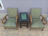 早期R字沙發椅，兩張一組不分售，售價一萬二。