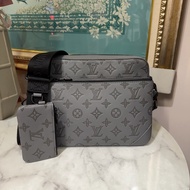 LV 灰牛皮壓紋Trio黑釦肩斜背三合一郵差包M46603