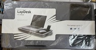 全新！LapDesk 碳纖維膜沙發軟墊膝上電腦桌(筆電桌膝上桌床邊電腦桌懶人電腦桌)