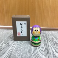 📸實物圖 #Disney代購 JP🇯🇵 📦預購 日本代購 Disney 東京迪士尼【卯三郎こけし】Toy Story Buzz 巴斯光年 木製擺設