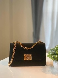 กระเป๋าสะพายข้าง Charles & keith 9 นิ้ว