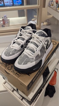 Nike Kyrie 8 籃球鞋