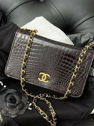 Chanel vintage 黑金鱷魚皮woc鏈條包。尺寸19-12-5。成色很讚很亮。配件防塵袋。標清楚