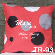 Sarung Bantal Sofa Kursi Ukuran 40x40 cm motif merah polka/polkadot besar - Serban/Kusyen - dekorasi