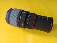 APO Sigma AF Nikon AF 接環, 70-300mm zoom  f4-5.6光圈，機身操控光圈所以鏡身沒有手動光圈操環， 大路流行 Nikon 90年代後期機身都可以操控, 例如 F801, F901...。沒有原廠底面蓋是雜嘜， 沒有保護濾鏡。已20-30 年了，  這支 Zoom 鏡頭是極高級 APO 矯正三原色RGB 鏡頭 , 對色散有強力修正作用, 不會產生紅邊，綠邊或者藍邊。 後來 Sigma Zoom 為法國 Angenieux 28mm Zoom 代工