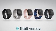 Fitbit Versa 2 健康運動智慧手錶頂級設計搭配睡眠追蹤運動和健康功能 AMOLED 螢幕全天候心率追蹤睡眠分數防水可達 50 公尺應用程式、通知及語音回覆電池續航力達 5 天以上