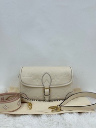 👜 Brand New Louis Vuitton LV White Leather Shoulder Bag Micro-chip Version 路易威登 全皮白壓紋Diane 法棍斜挎腋下包 芯