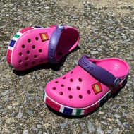 (Buy 1 pairs get 2 Jibbit Free) รองเท้า Crocs (เด็ก) Lego งานพรีเมี่ยม สำหรับเด็ก สีมาไหม่สวยมาก นิ่