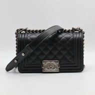 CHANEL Boy20 粒面牛皮口蓋包 - 黑銀