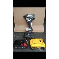 For Milwaukee M18 18V lithium battery and for Dewalt 18/20V max li-ion adaptor convert to Makita 18V li-ion LXT tools use