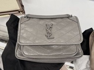 英國代購 英國outlet直送 YSL Niki Baby hand bag 聖羅蘭 真皮 手袋 斜咩袋 單肩 側背 鍊條包 流浪包 小牛皮 皮革 黑色 奶茶 灰色 返工 返學 禮物 聖誕禮物 生日禮
