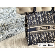 H I G Q U A L T Y Gift Box 
 S i z e: 2 6 * 1 c m 3 8 4 5 D Home t o Shopping Bag C B Embroidery Non