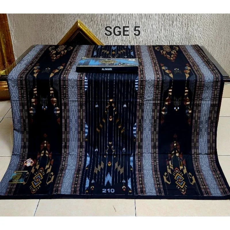 Sarung Al Samsi motif Bhs SGE warna hitam gold