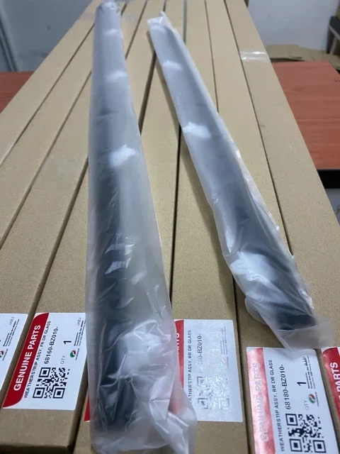 PERODUA KELISA DOOR GLASS OUTER MOULDING/ WEATHERSTRIP OUTER MOULDING   ( KENARI NAK MODIFY )   6816