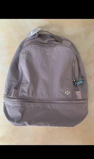 全新現貨不用等 lululemon City Adventurer 10L 防水金屬logo背包 灰紫色