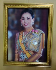 กรอบรูปกระจกมงคล พระนางเจ้าสุทิดา พัชรสุธาพิมลลักษณ์ พระบรมราชินี ขนาด 18x23 นิ้ว