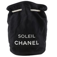 二手 Chanel SOLEIL 黑色帆布抽繩單肩包。